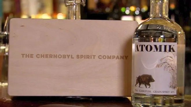 Așa arată vodka Atomik, făcută din ingrediente radioactive de la Cernobîl