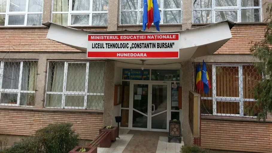 Elev bătut crunt pe holul unui liceu din Hunedoara