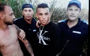 Trei jandarmi sunt anchetați pentru că și-au făcut selfie cu evadații prinși