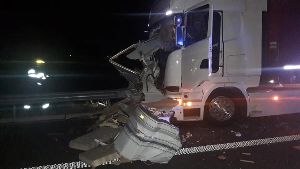Accident îngrozitor pe Autostrada A1. Doi oameni spulberați de un TIR