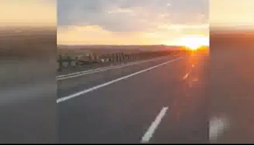 Nebunie la cote maxime! S-a filmat în timp ce mergea pe contrasens
