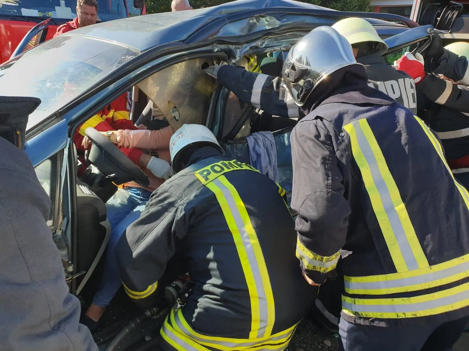 O femeie a rămas încarcerată, în urma unui accident grav produs în Satu Mare