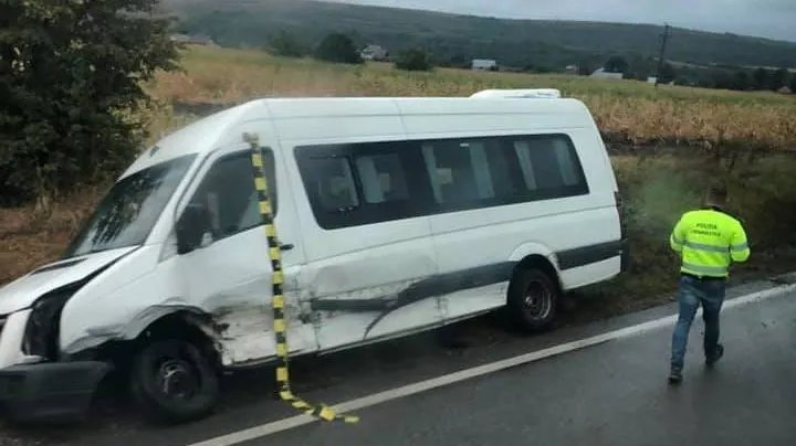 Accident grav, în jud. Suceava. Impact devastator între un microbuz și o mașină: o victimă