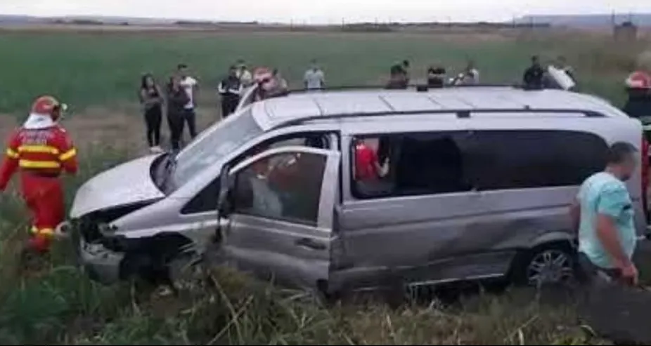 Tragedie în Vrancea. Un microbuz cu persoane s-a răsturnat: 5 victime. Șoferul era băut