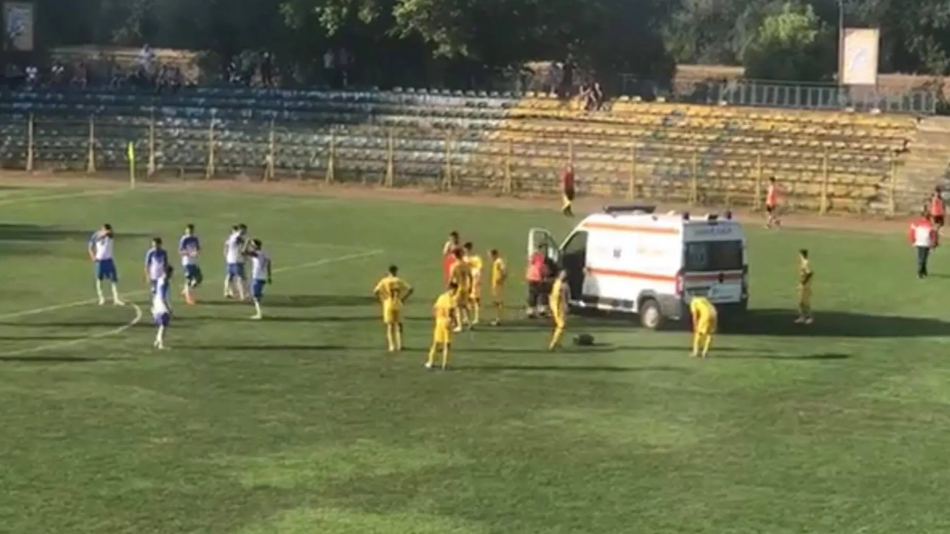 Clipe de groază la un meci de fotbal! Ambulanţa a intrat pe teren