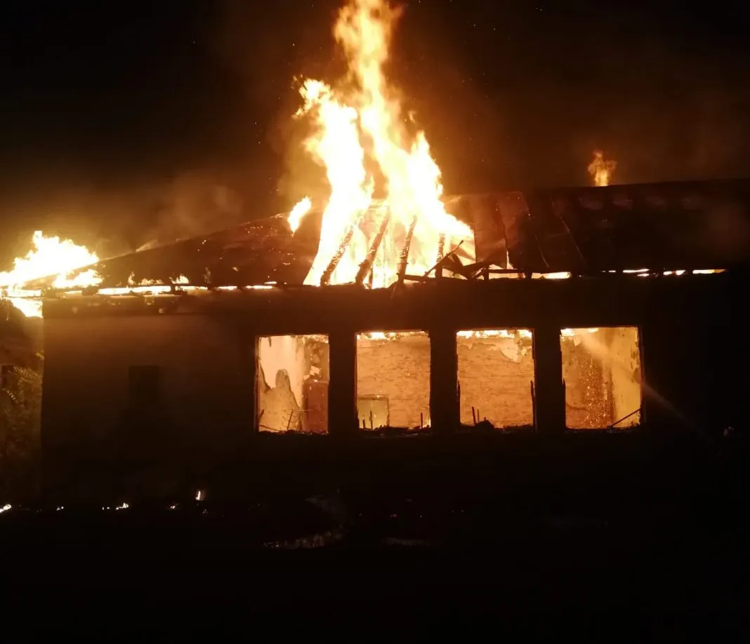 Incendiu la o școală dezafectată. Clădirea a ars din temelii