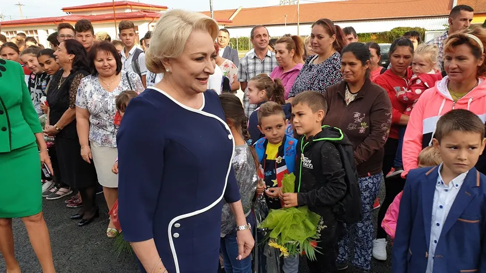 Viorica Dăncilă, înaintea lui Klaus Iohannis la școală. Ce mesaj a avut pentru elevi