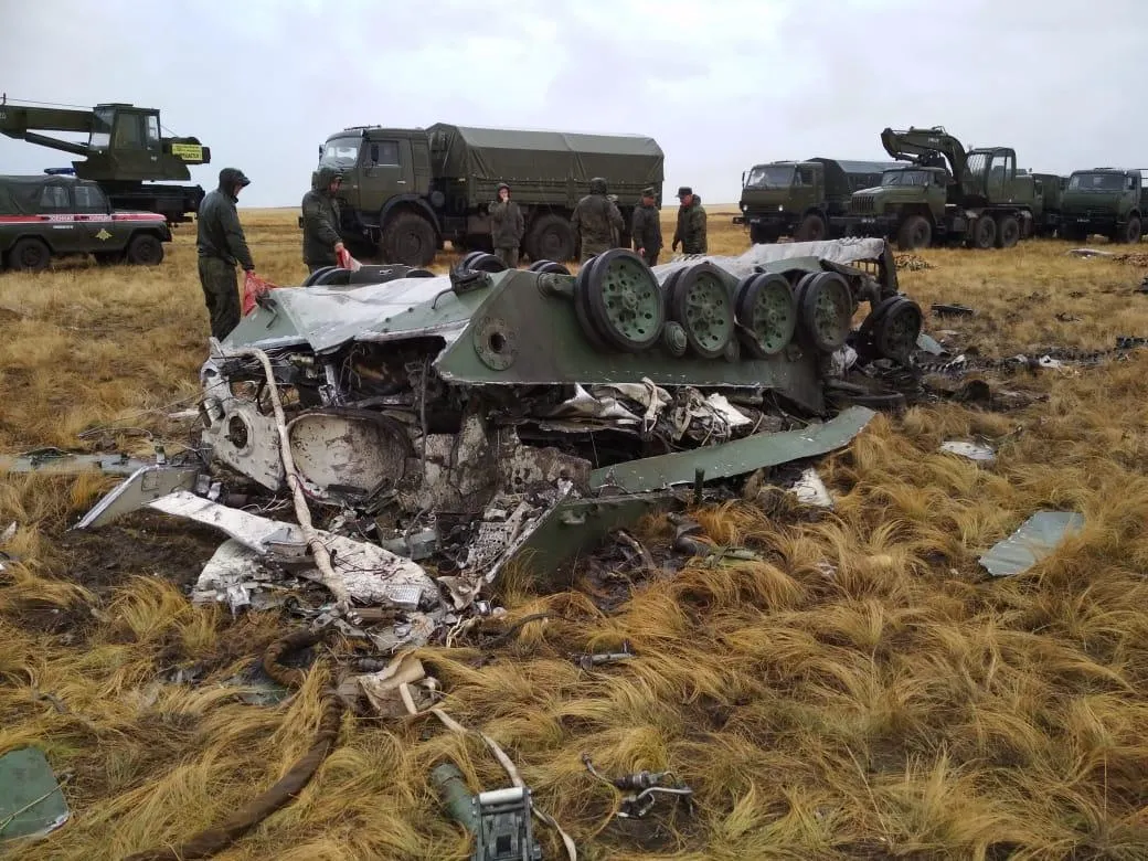 Incident jenant al armatei ruse. VIDEO: Două blindate cad din avion și se zdrobesc de sol