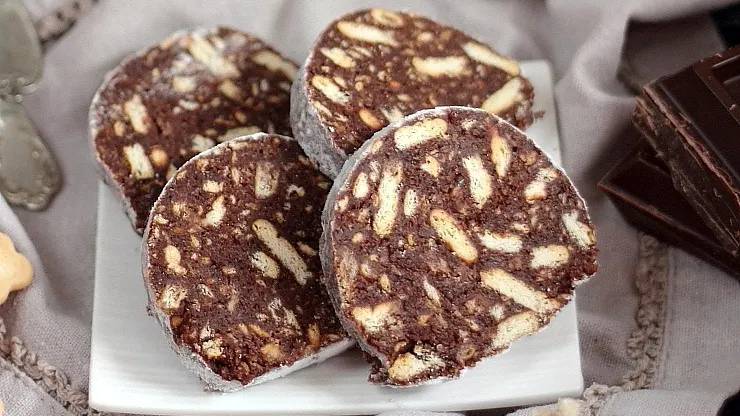 Salam de biscuiți cu rahat și banane. Rețeta unuia dintre deserturile copilăriei. Foto/Arhivă