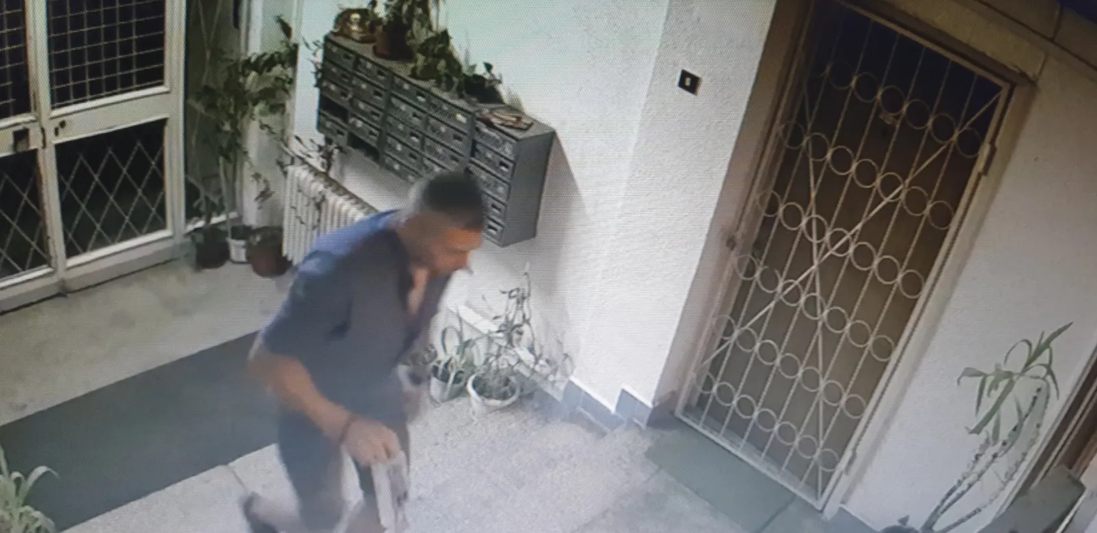 A furat la miezul nopții o bicicletă de la etajul 5. După trei săptămâni revine în același loc și...