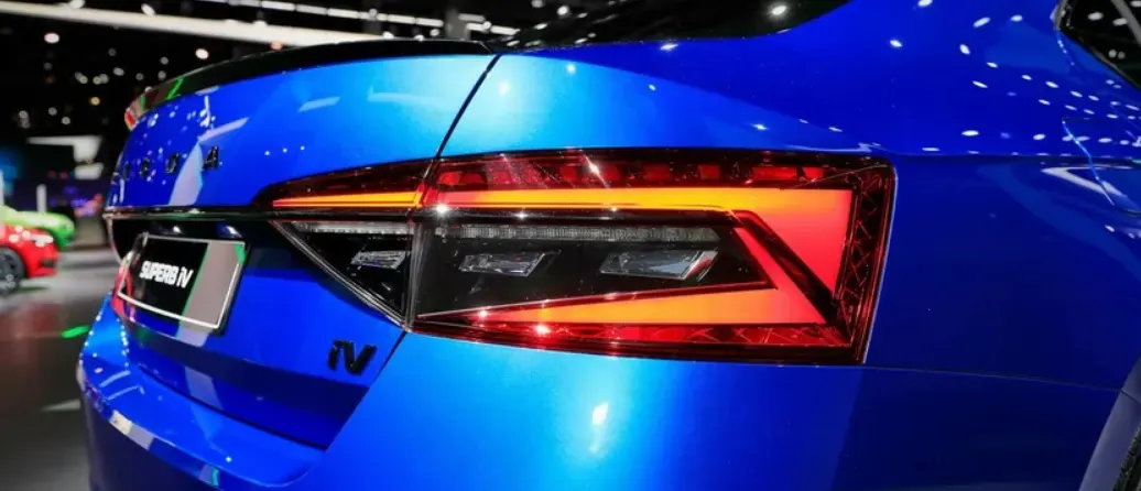 Skoda Superb, maşina de care şi românii sunt îndrăgostiţi, este acum şi MATRIX