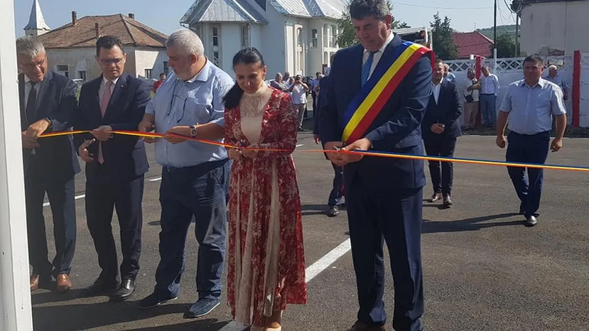 Ministrul Sănătății cu ținută de nuntă pe șantier 