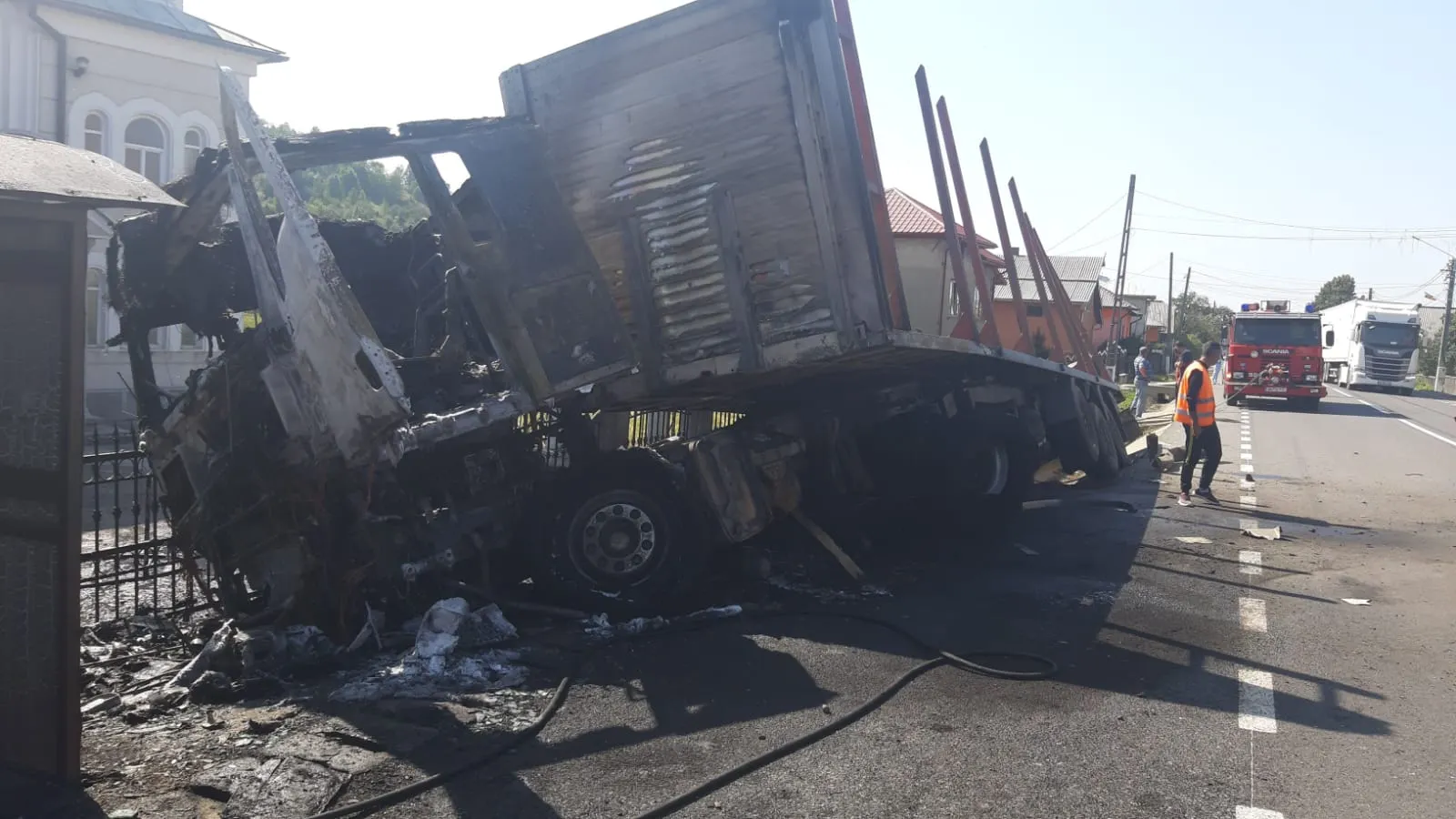 TIR în flăcări, după un accident cumplit, în jud. Bistrița-Năsăud. A ars ca o torță!