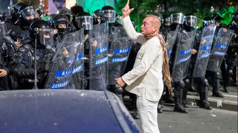 Mutare-bombă! Unde va fi distribuit "dirijorul în alb” de la protestele din 10 august 2018
