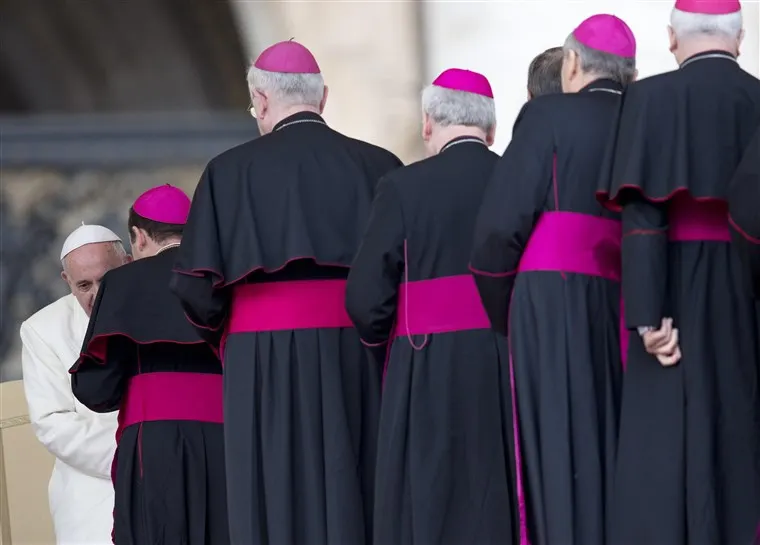 Doi preoți de la Vatican, trimiși în judecată pentru abuz sexual