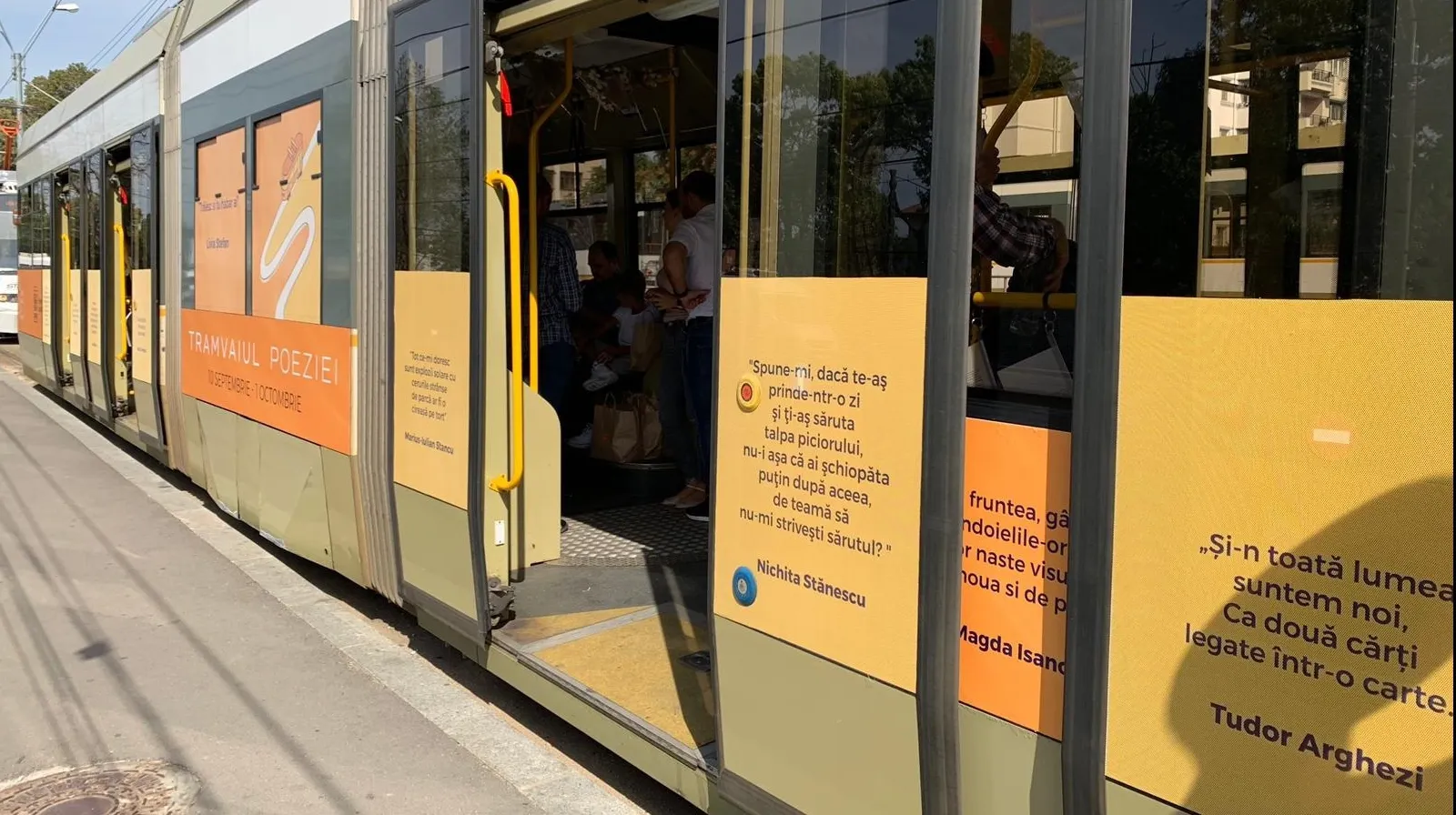 Poezia nu muşcă. Vine cu tramvaiul 1 din Bucureşti