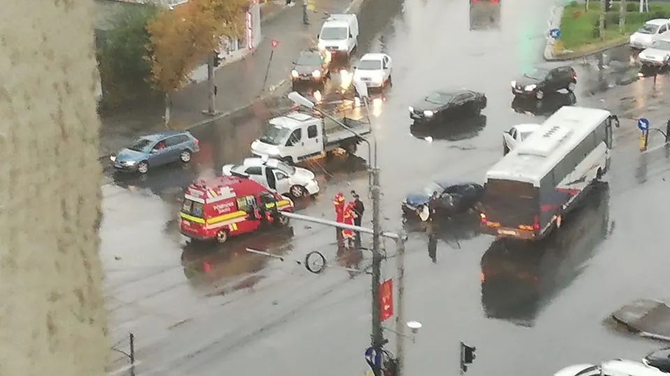 Mașină de poliție, împlicată într-un accident în Capitală