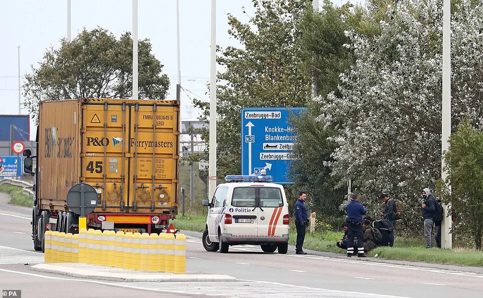 12 oameni au fost găsiți într-un camion frigorific în Belgia