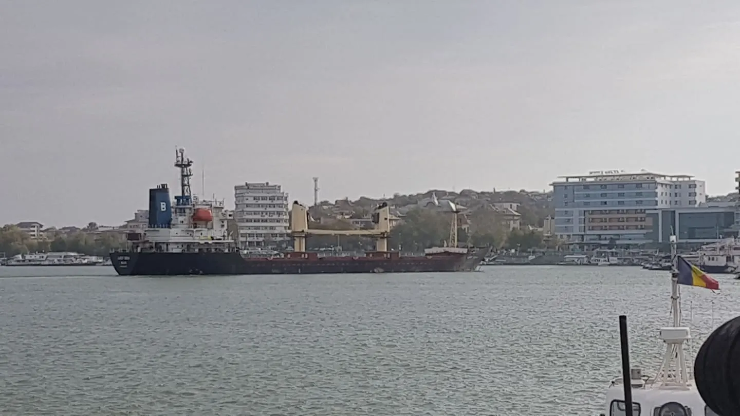 Un cargo a intrat în faleză în faţa unui hotel din Tulcea - VIDEO