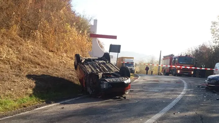 Accident grav, în jud. Cluj: 3 victime, după impactul dintre 3 mașini