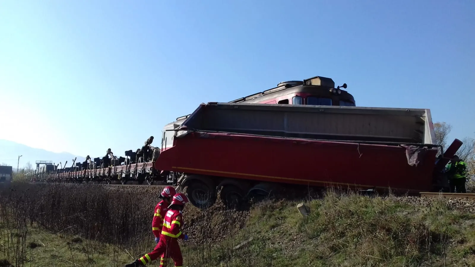 Trafic feroviar blocat în Sibiu. Un tren care transporta echipament militar a lovit un camion(Foto)