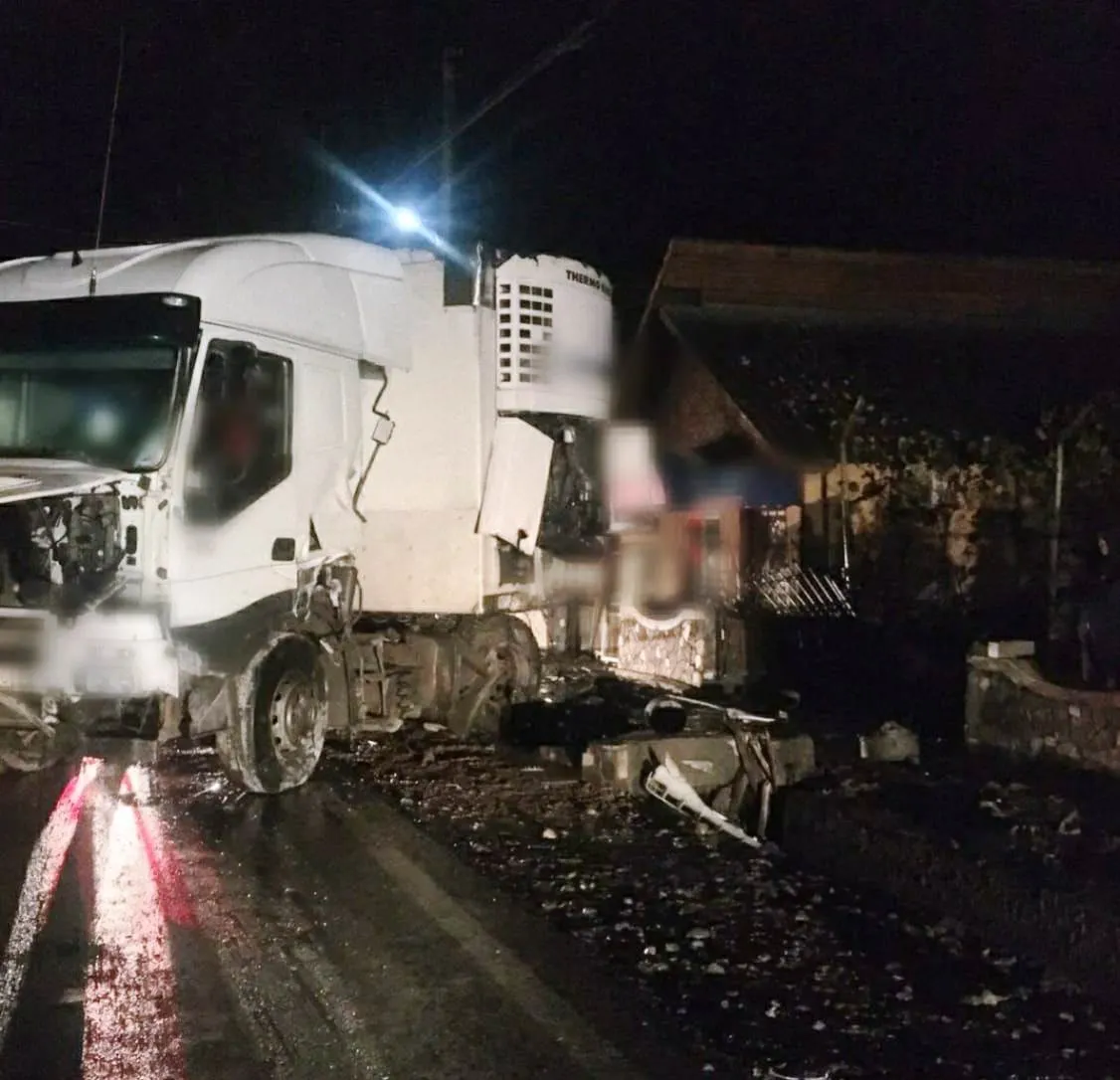 Două autotrenuri au intrat în casele oamenilor după ce s-au acroșat pe șosea