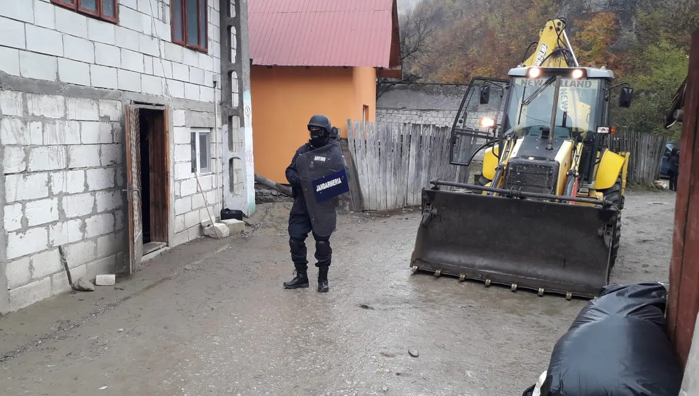 Scandal în Argeş! O casă a fost dărâmată după ce a fost construită pe un sit arheologic