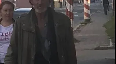 Panică după ce un bărbat dubios a încercat să arunce o sticlă în căruciorul unui bebeluș