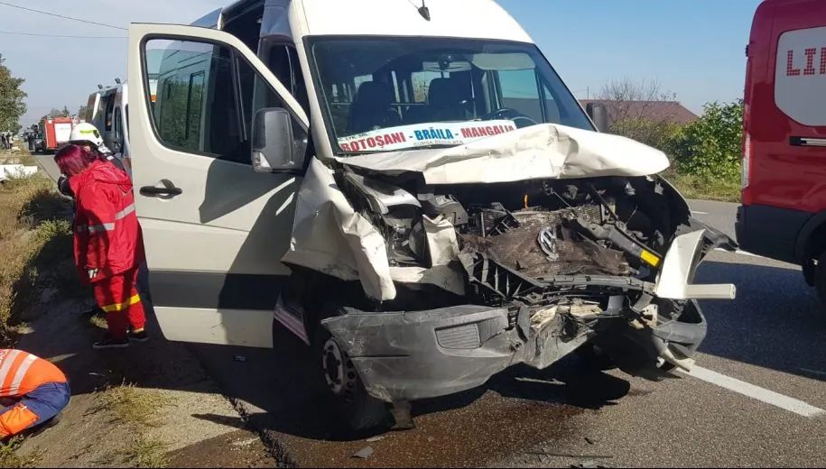 Zi neagră, în jud. Bacău! 6 victime, după ce un microbuz plin cu pasageri a fost spulberat