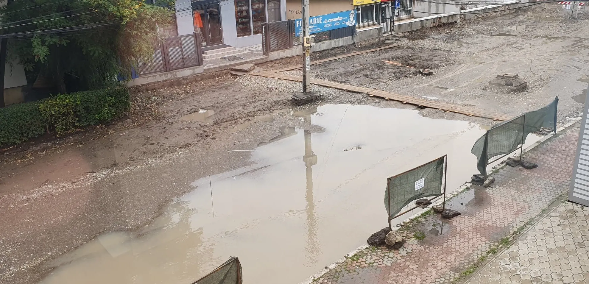 În fața primăriei din Focșani a apărut o baltă uriașă. Mesajul uluitor de pe margine