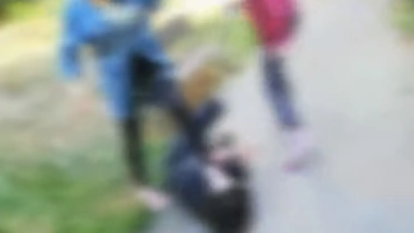 Imagini cumplite: 3 adolescente din Slatina o bat și o umilesc pe o colegă. Fata, călcată pe cap