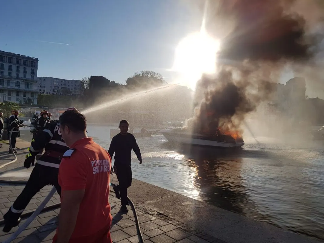 VIDEO - Explozie urmată de incendiu, la bordul unei ambarcațiuni din portul Tomis