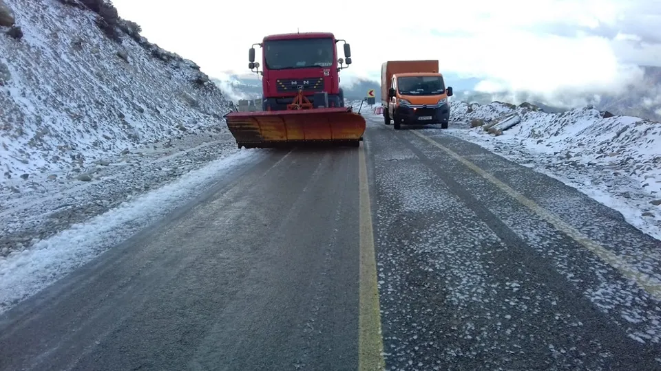 Drumarii luptă cu nămeții pe Transalpina(VIDEO)