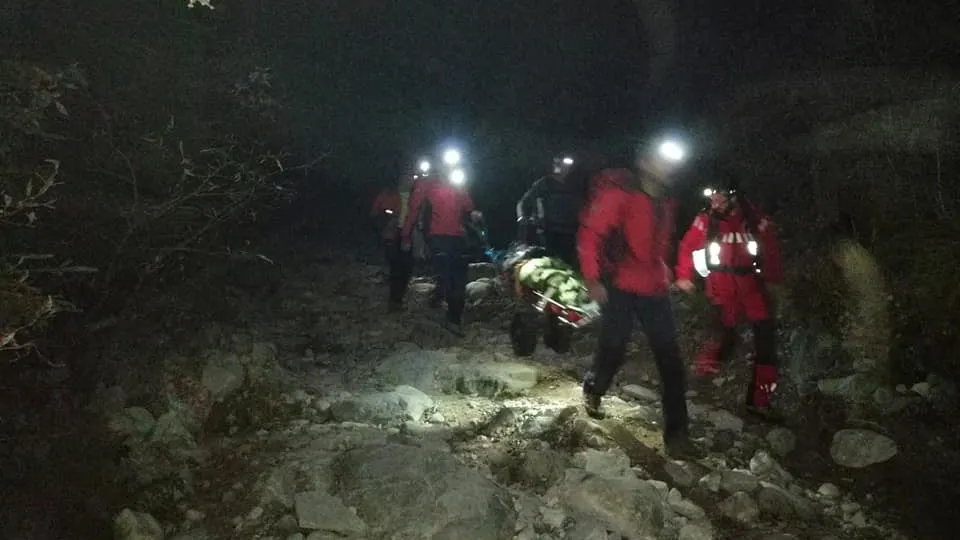 16 turişti, înzăpeziți pe un drum forestier în Munţii Sebeşului