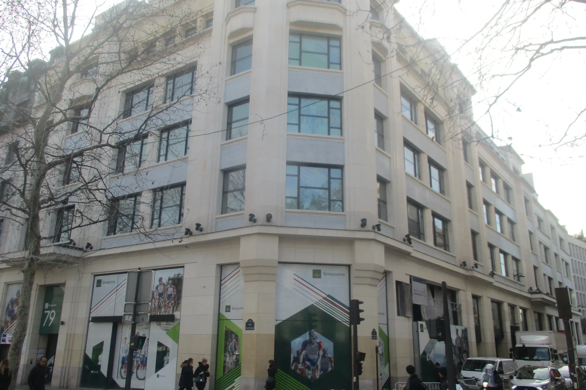 Preț record pentru o clădire de pe celebrul bulevard Champs Elysees