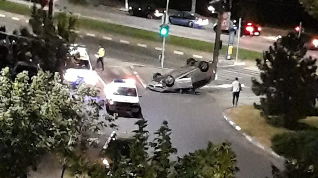 Impact nimicitor între două mașini: o victimă. O mașină s-a răsturnat
