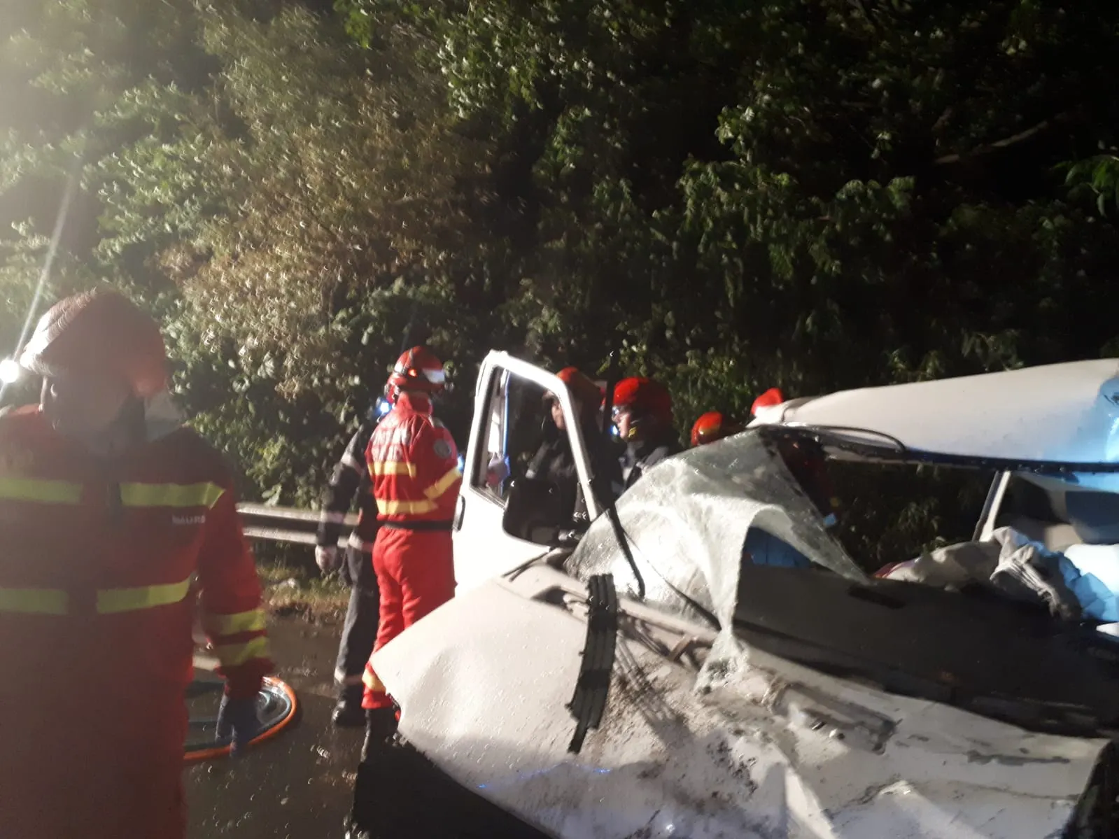 Accident grav soldat cu doi morți în urma ciocnirii dintre un microbuz și un autotren, în Hunedoara