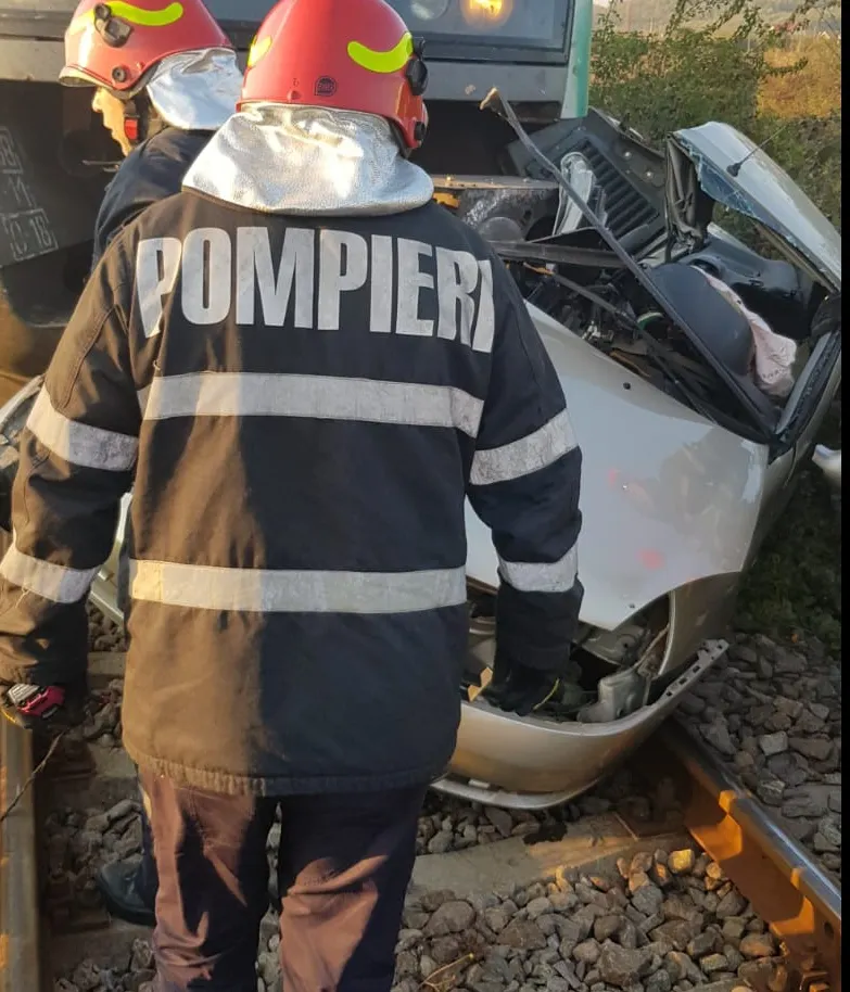 Mașină spulberată de tren în Dâmbovița! Două persoane au decedat