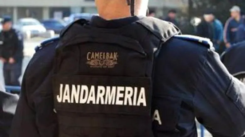 Caz şocant: Un jandarm şi iubita lui, acuzaţi că au exploatat sexual două adolescente