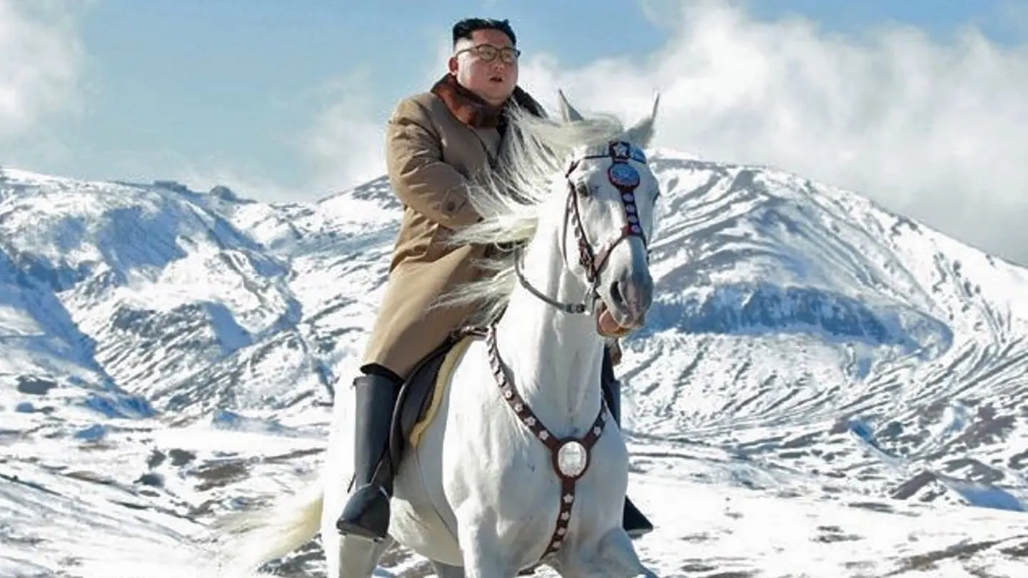 Pe un cal alb, pe muntele sacru, Kim Jong-un pregătește un mare anunț. Lumea își ține răsuflarea