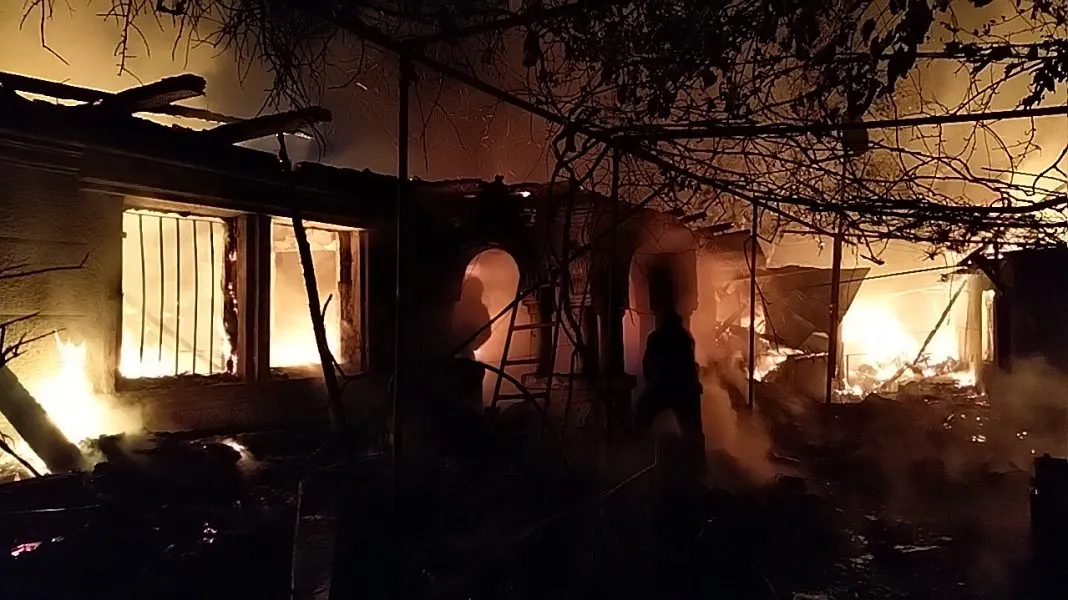 Tragedie, în jud. Neamț. Bătrân mort într-un incendiu pornit de la o lumânare
