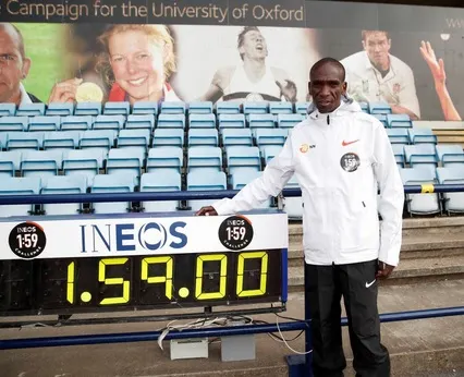 Kenyanul Eliud Kipchoge a devenit primul om care a alergat sub două ore maratonul