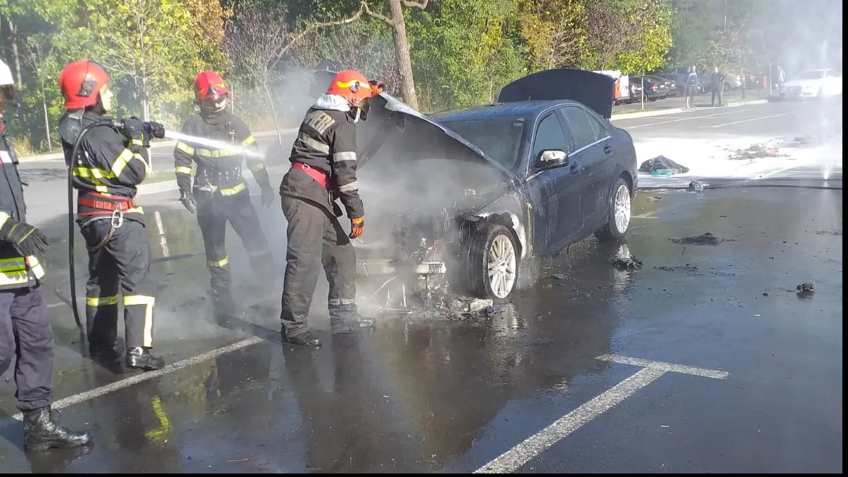 Foto arhivă. O mașină a ars în totalitate din cauza unui scurt circuit.
