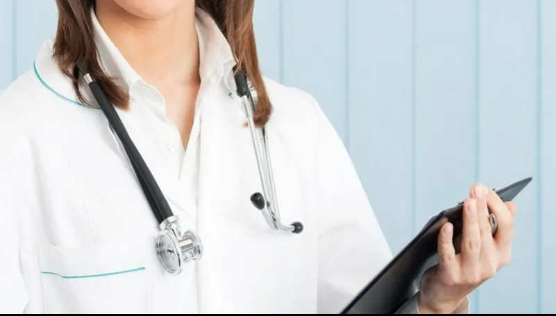 Doctoriţa ridicată de mascaţi pentru MITĂ va petrece noaptea în arestul poliţiei