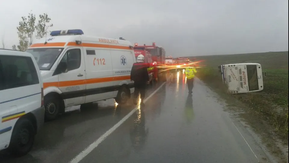 Grav accident rutier din cauza ceții. Șase persoane rănite