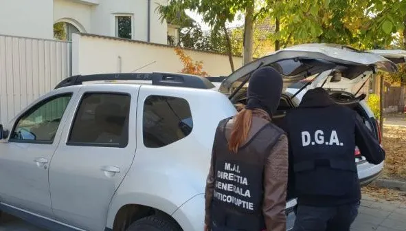 Medic tulcean ridicat cu mascaţii pentru luare de mită
