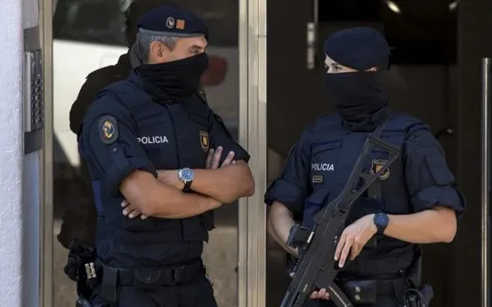 Proteste violente, la Barcelona. Sute de mii de oameni, în stradă. Poliţiştii, atacaţi cu pietre