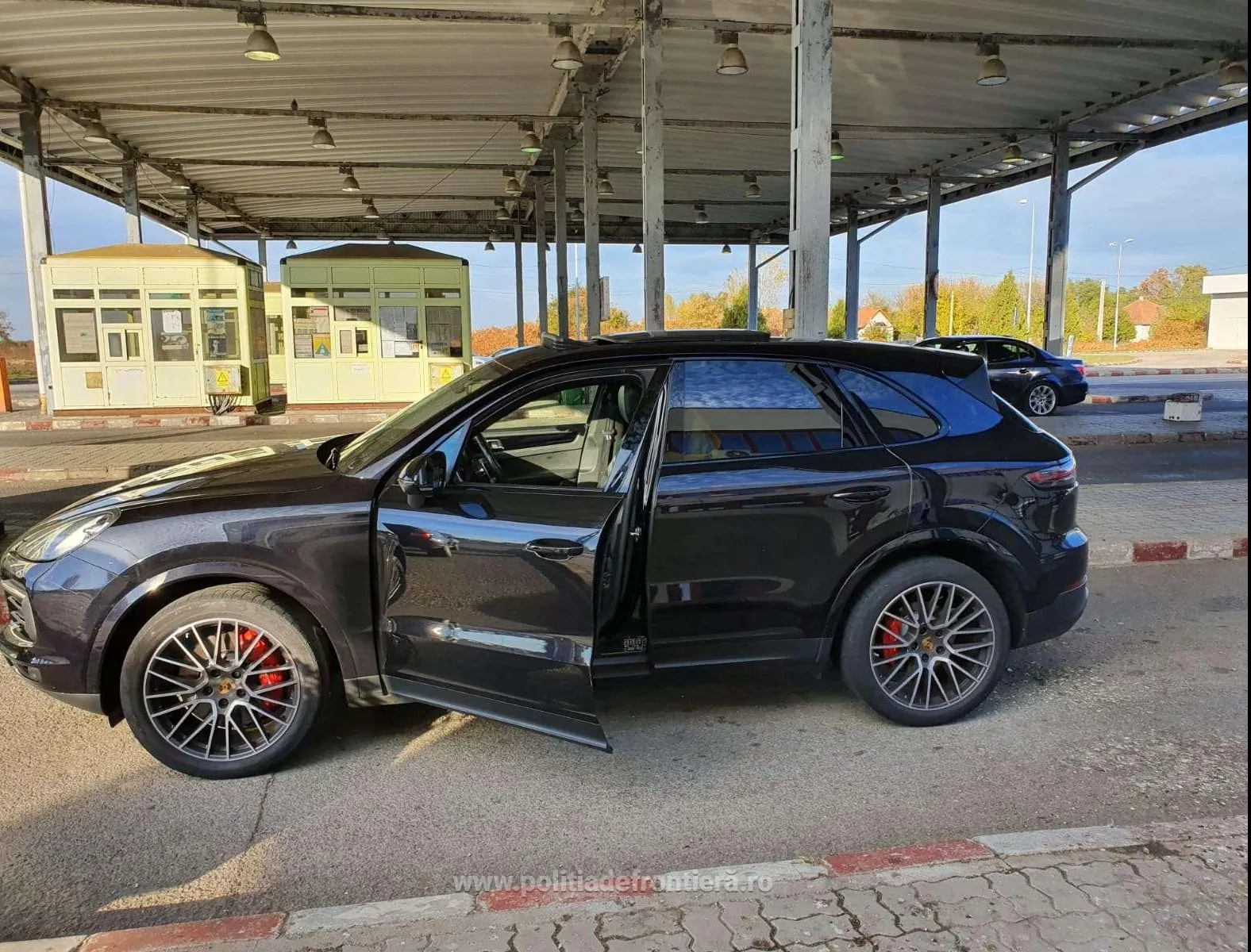 Porsche Cayenne, căutat în Italia, descoperit la P.T.F. Petea