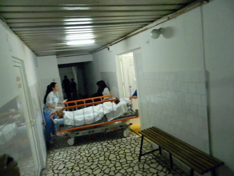 Un copil de 14 ani s-a îmbătat și a încercat să-și taie gâtul