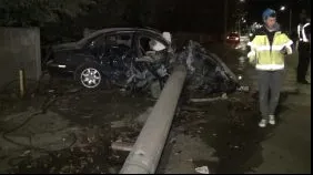 Autoturism încolăcit în jurul unui stâlp. Mașina a luat foc după impact